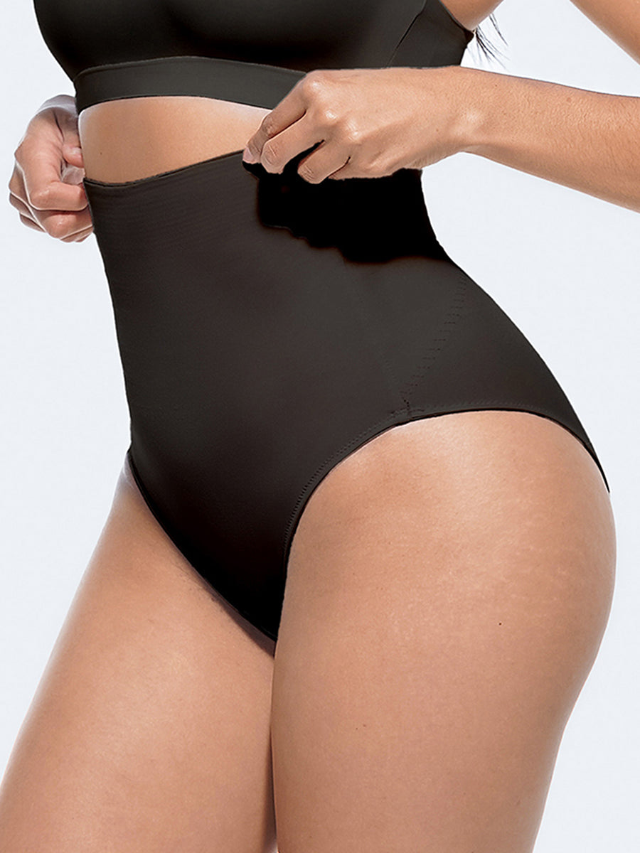 Ultimate Sculpt Shaping Panties in black – close-up of the stretch of the high-rise waistband