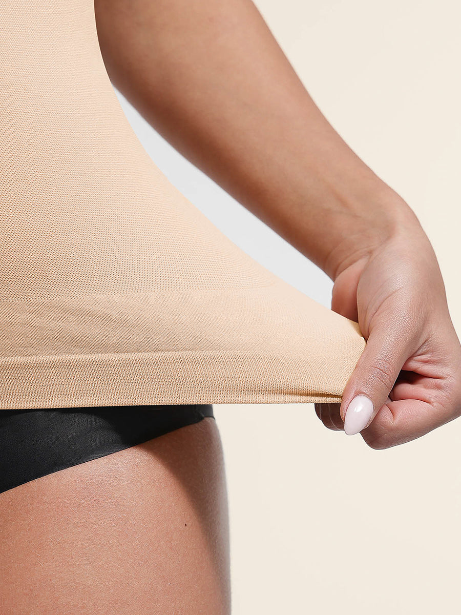 Sculpting Cami Shirt in nude – close-up of the fabric stretch at the hem