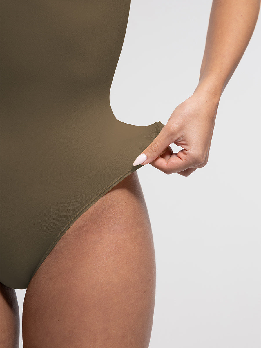 SculptCurve Thong Bodysuit in brown – close-up of the fabric stretch at the leg