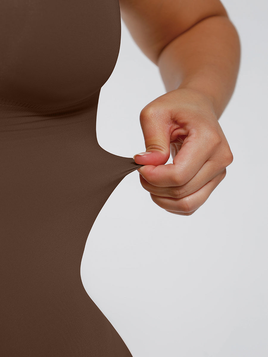 Ultimate Sculpt Bodysuit in brown – close-up of the fabric stretch