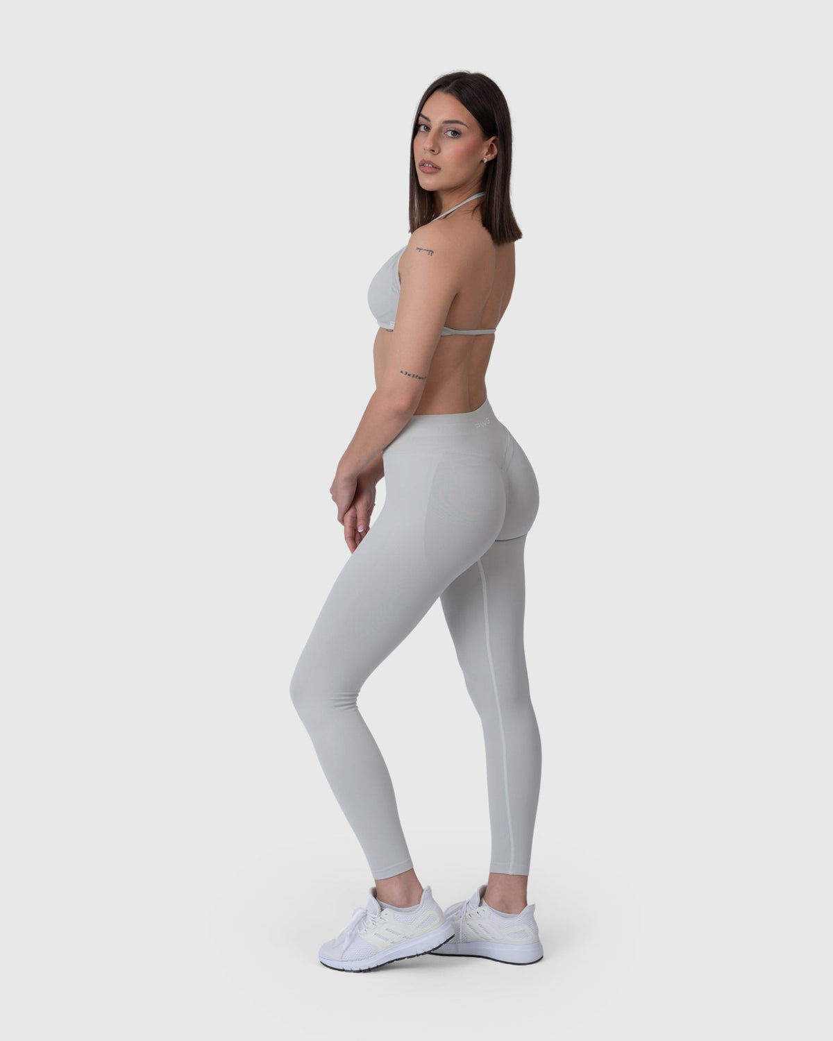 Form Sculpting Leggings in light grey – full-length three-quarter view